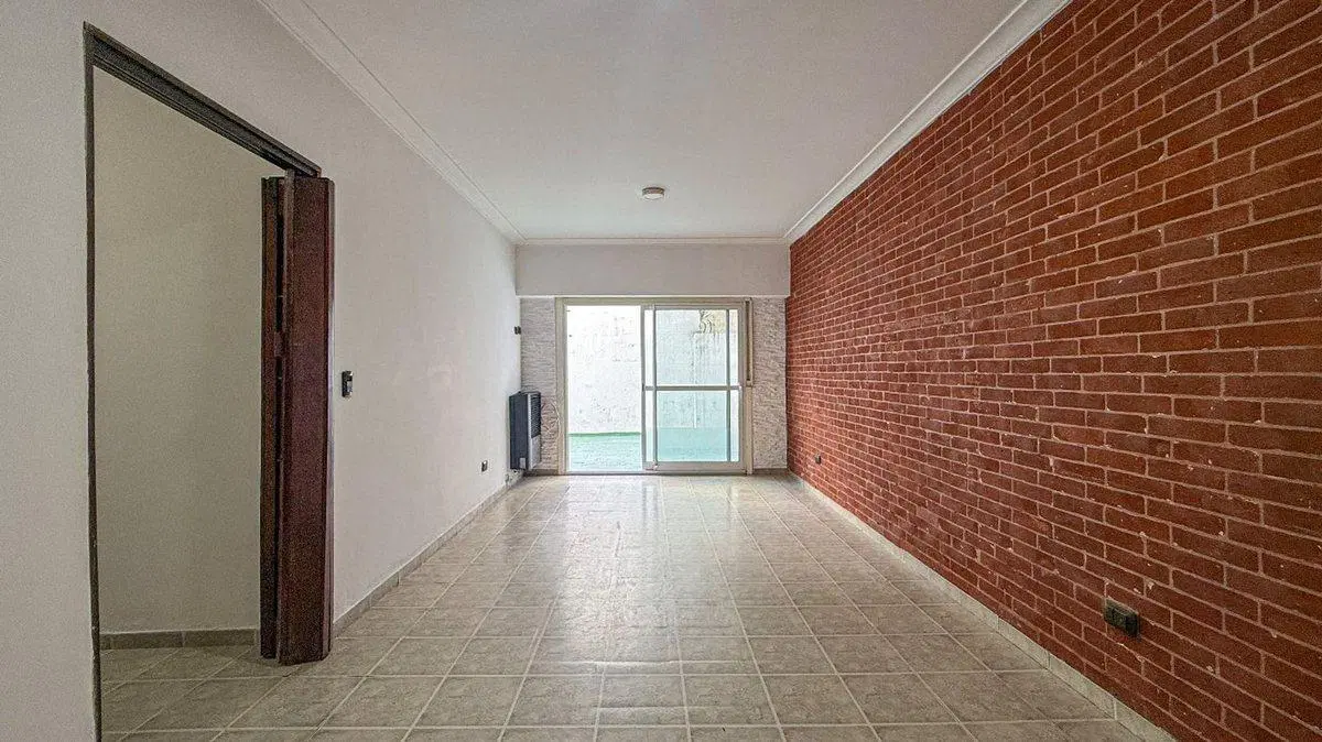 VENTA DEPTO 4 AMBIENTES LA PERLA COCHERA Y  PATIOS 5