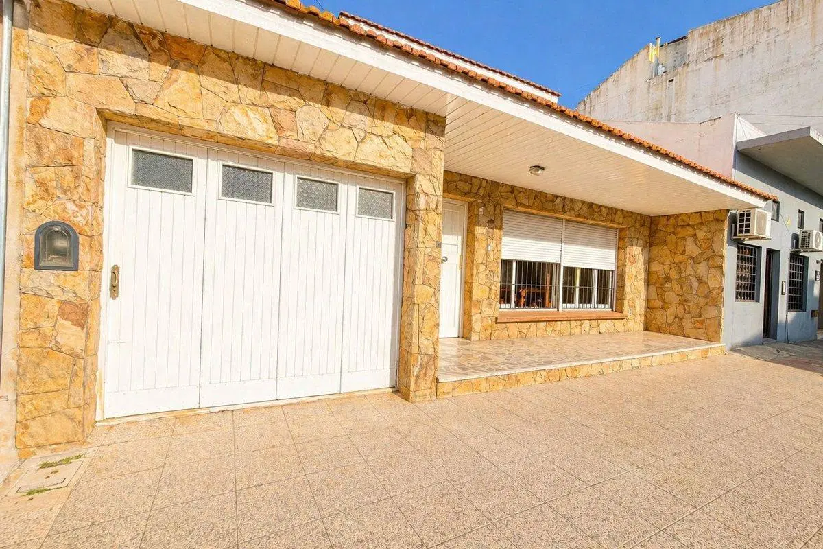 VENTA CASA 4 AMBIENTES CON DOBLE COCHERA CENTRO 3