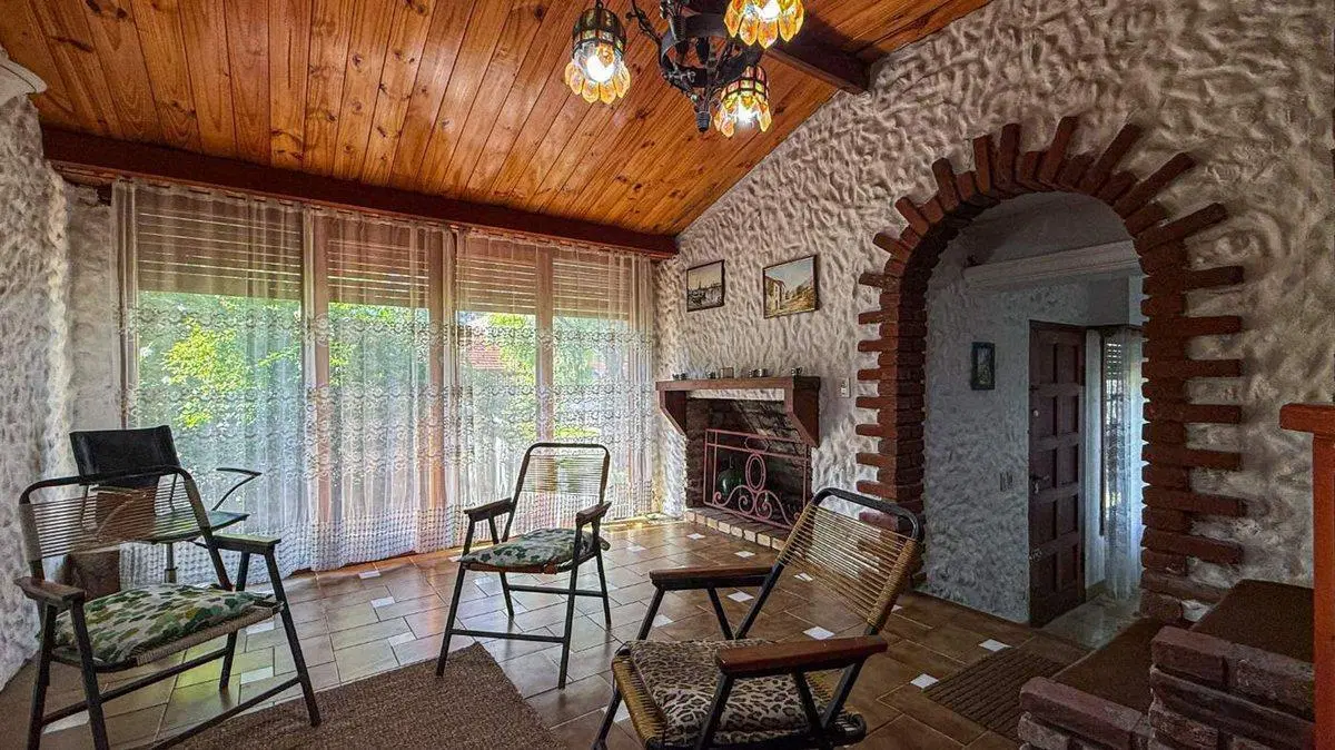 CASA 3 AMBIENTES CON PARQUE EN VENTA LOS PINARES 2