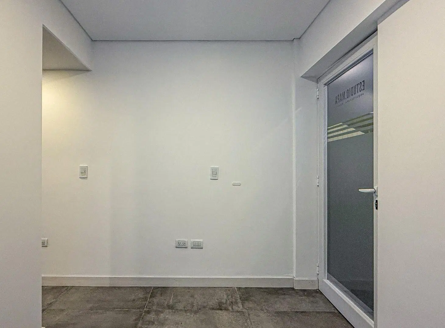 ALQUILER oficina con patio y cochera Villa Primera 4