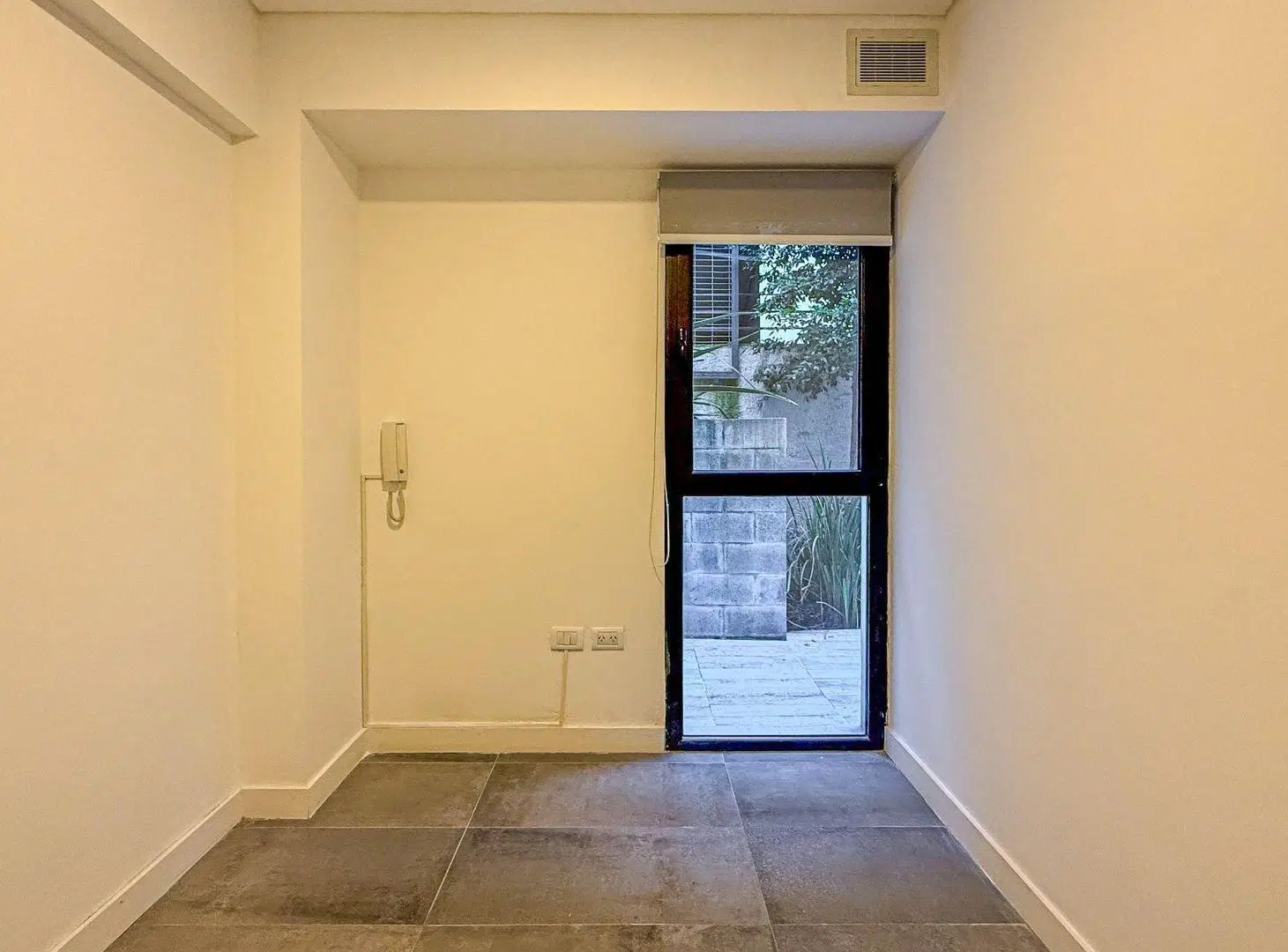 ALQUILER oficina con patio y cochera Villa Primera 2