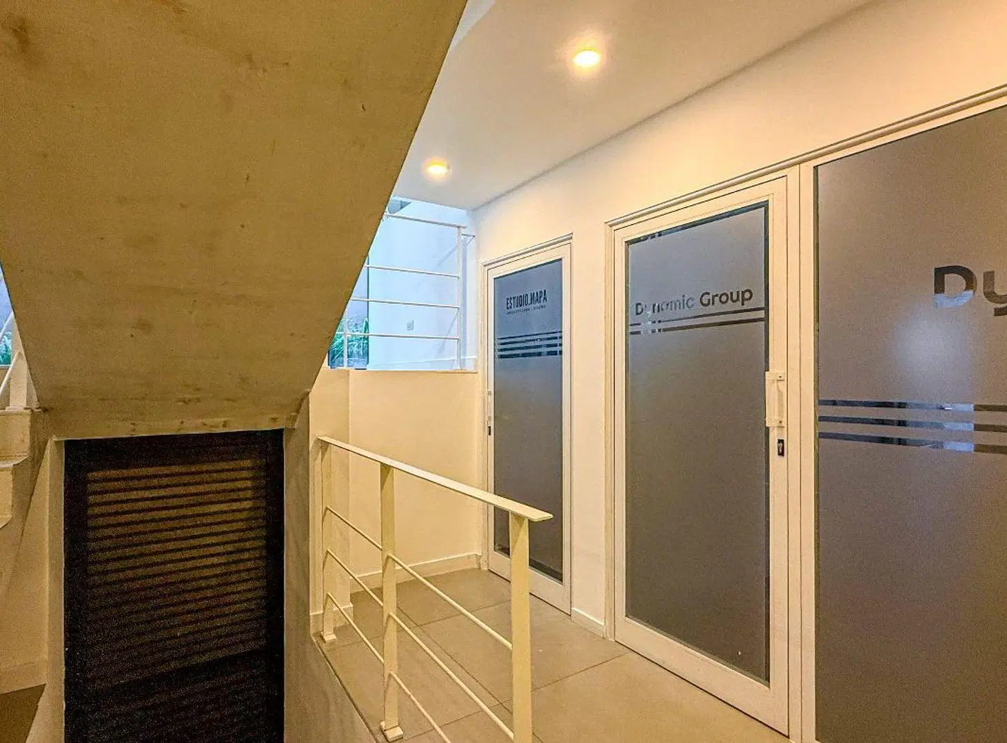 ALQUILER oficina con patio y cochera Villa Primera 8