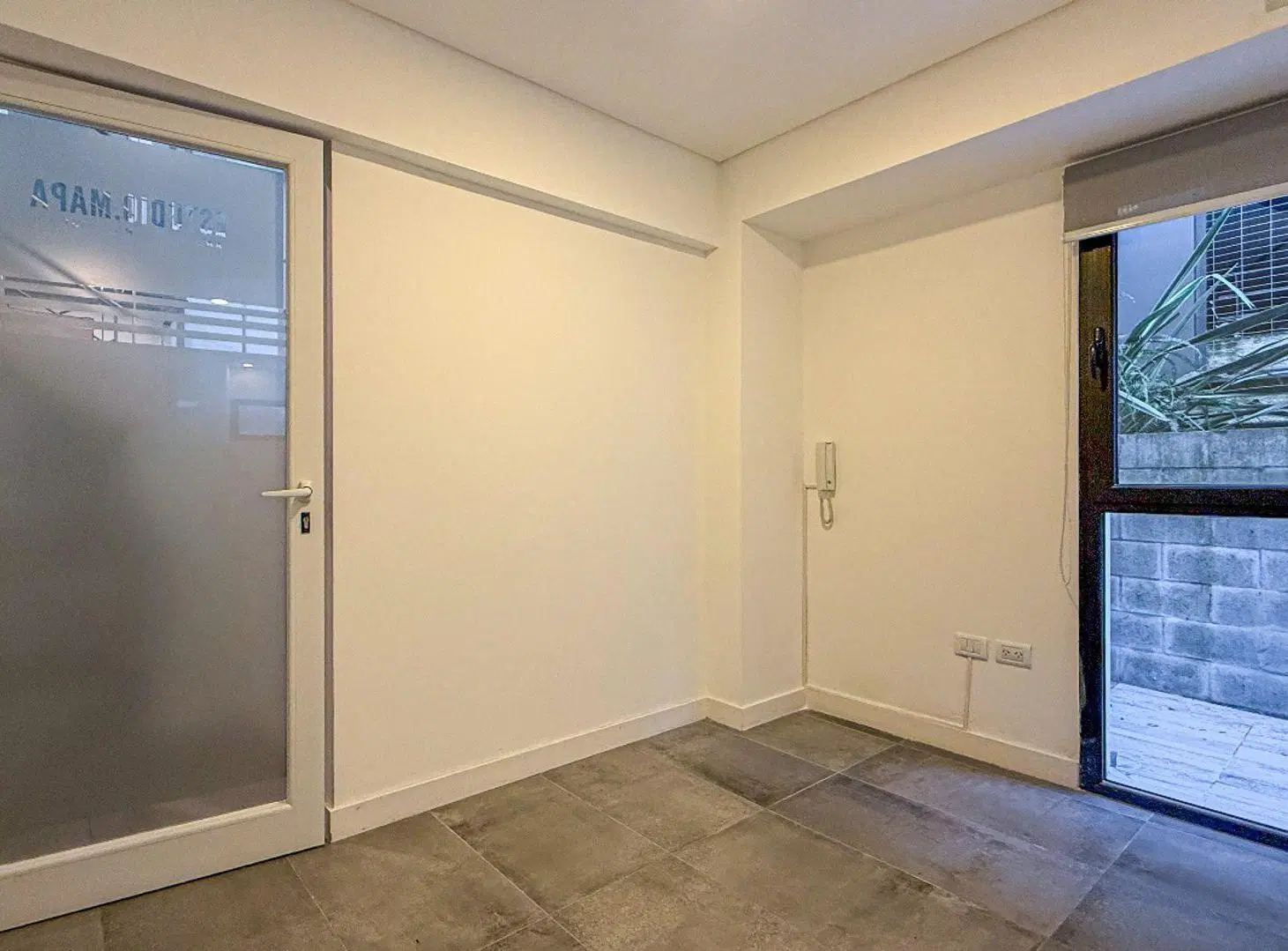 ALQUILER oficina con patio y cochera Villa Primera 3