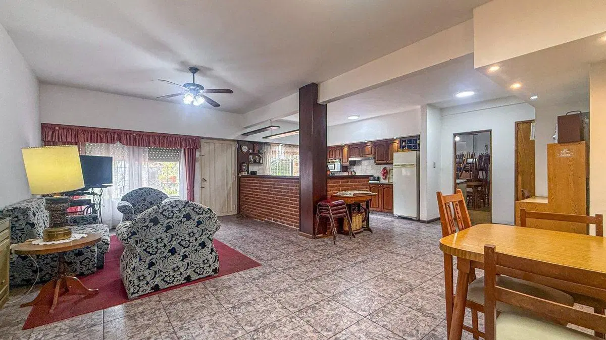 VENTA CASA 5 AMBIENTES PARQUE Y QUINCHO EN CAMET 2