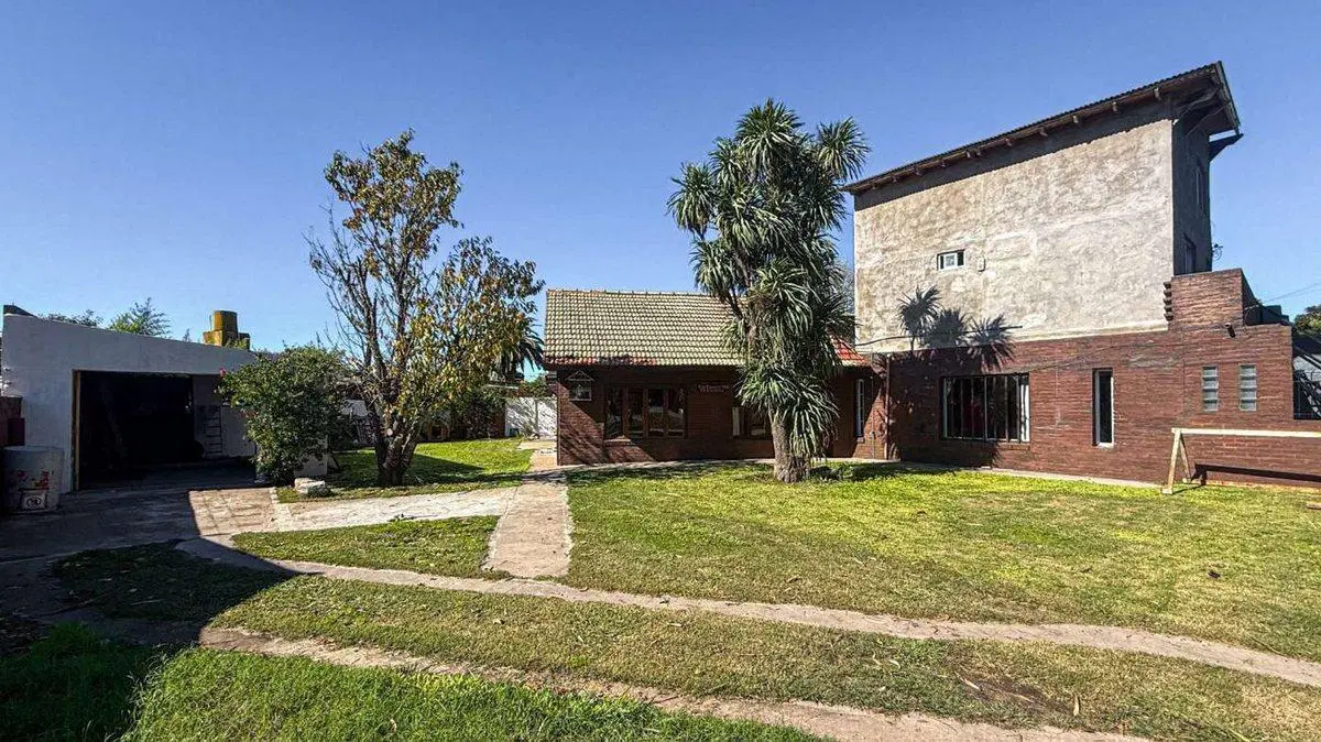 VENTA CASA 5 AMBIENTES COCHERA Y PARQUE + DEPTO 3