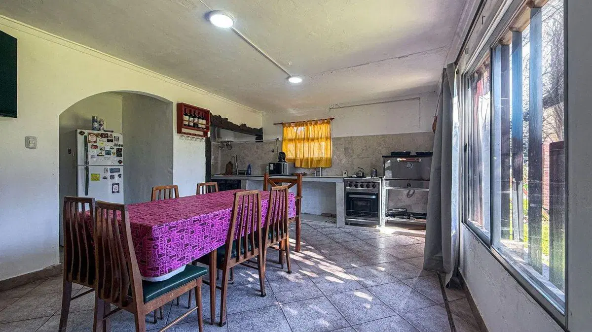 VENTA CASA 5 AMBIENTES COCHERA Y PARQUE + DEPTO 5