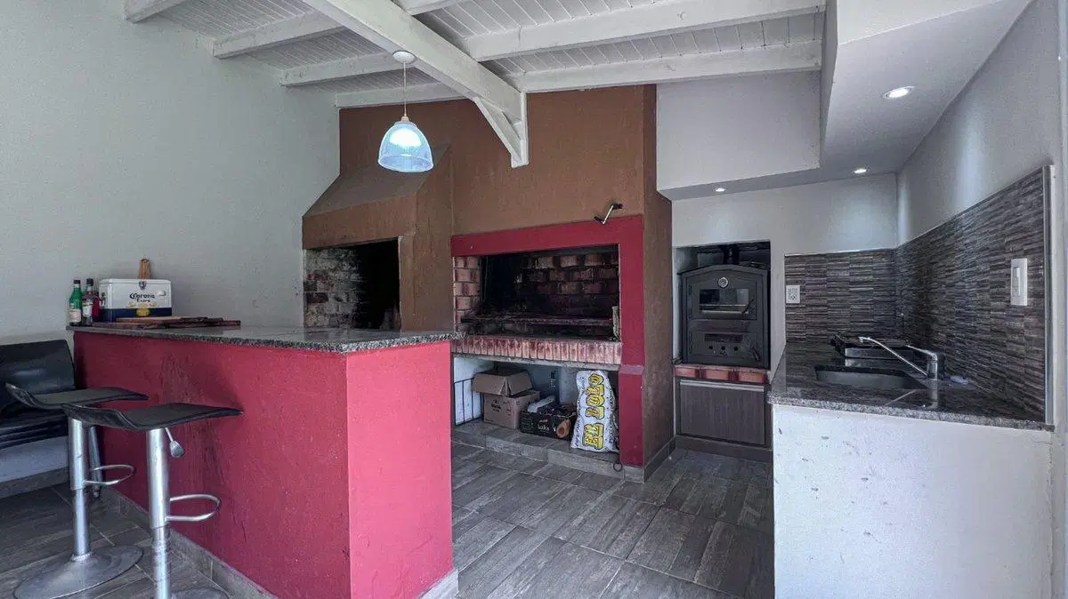 Venta casa 5 ambientes con pileta Colina Alegre 8
