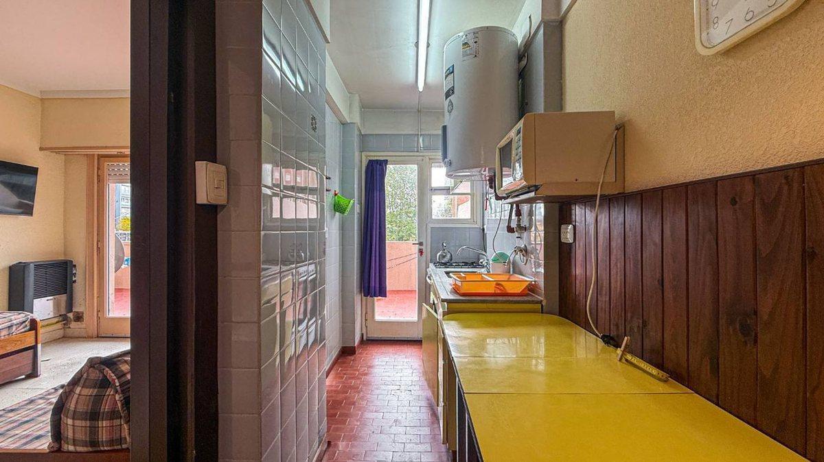 Foto de Depto 2 ambientes amueblado con terraza y parrila, imagen 3