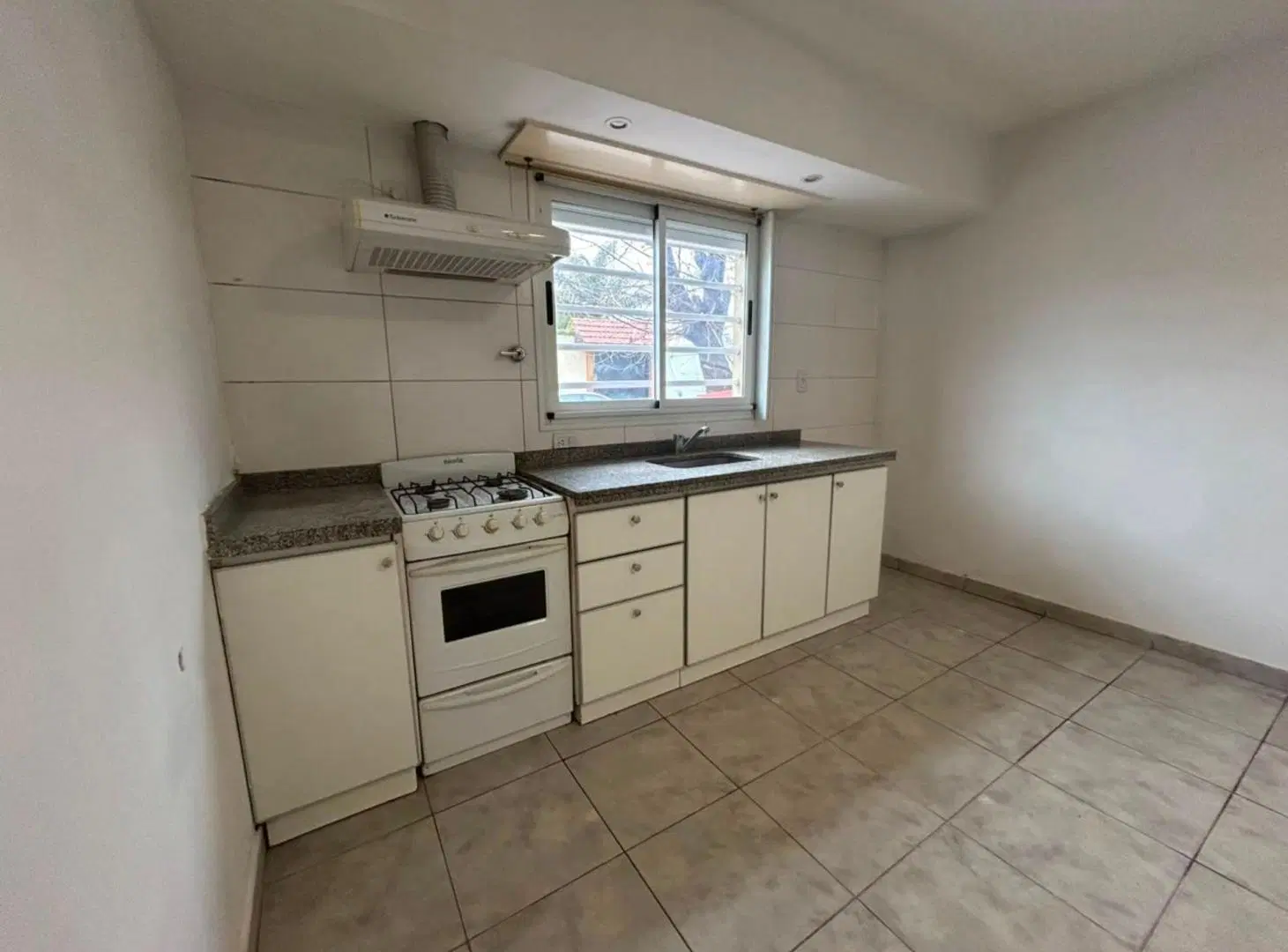VENTA PH 2 AMBIENTES AL FRENTE VILLA PRIMERA 4
