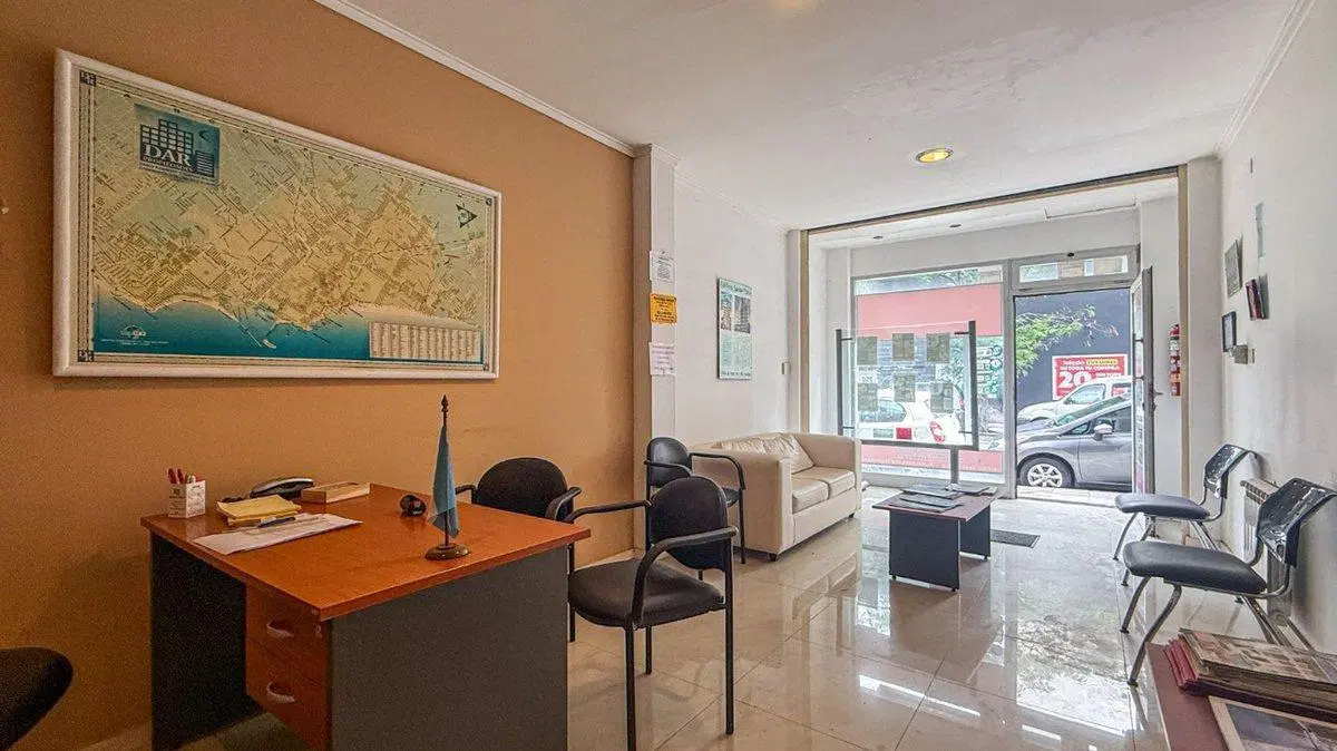 VENTA OFICINA  EQUIPADA  AL FRENTE  EN LA PERLA 3