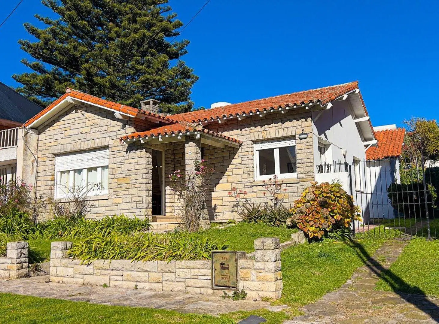Venta Chalet 5 Ambientes mas PH en Punta Mogotes 3