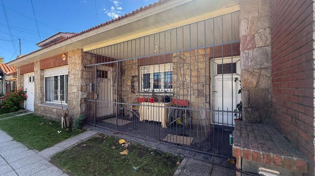 Venta casa 3 ambientes en Las Avenidas con jardín 4