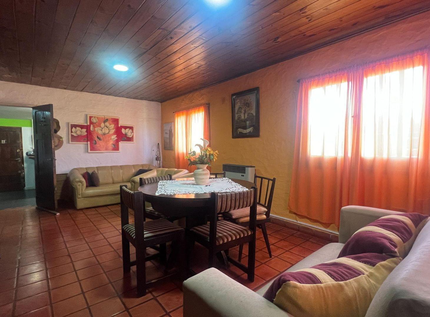 Foto de Venta casa 5 ambientes Camet Norte con parque, imagen 2