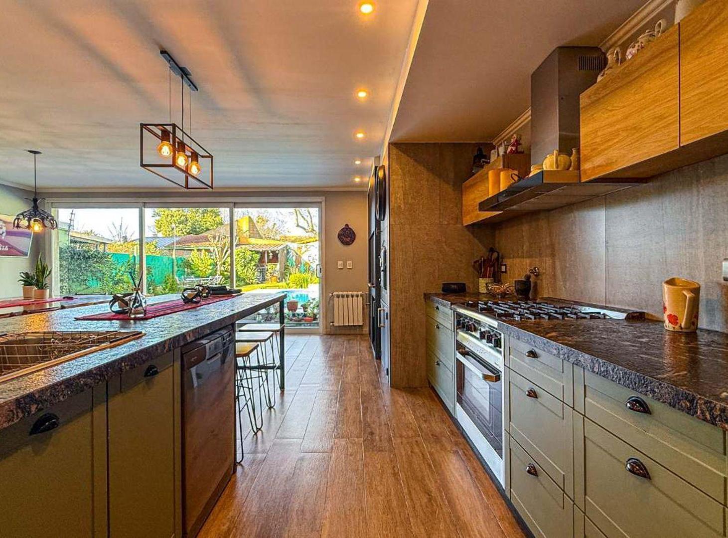 Foto de Venta Casa 5 ambientes Reciclada con Pileta, imagen 3