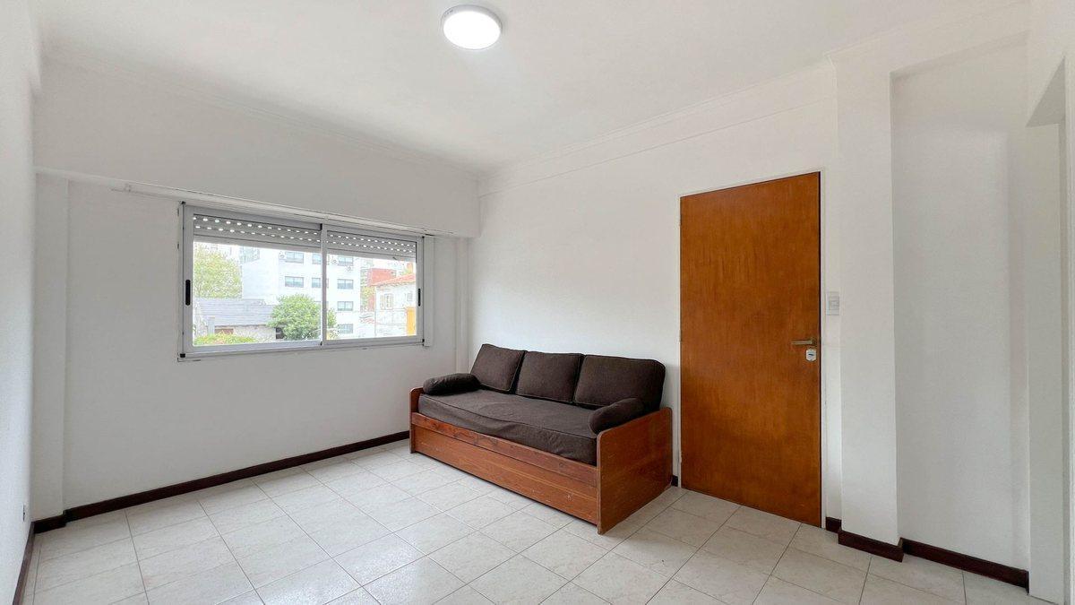 Foto de ALQUILER departamento 2 amb La Perla luminoso, imagen 2