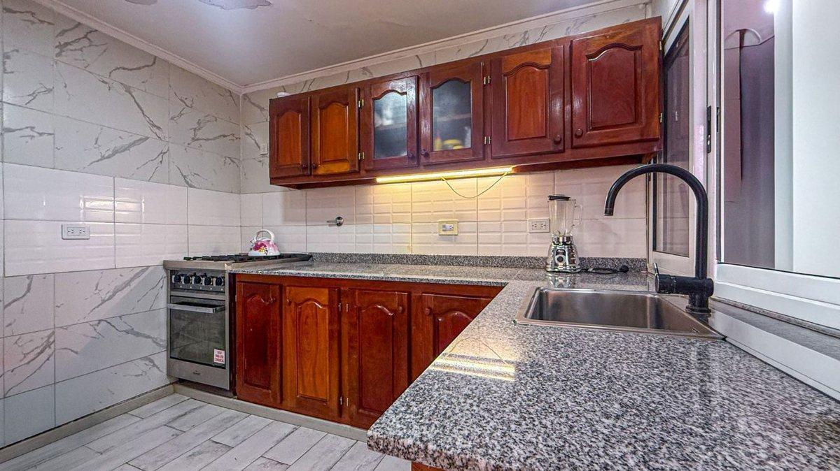 Foto de venta casa 3 ambientes jardin + dto 2 amb. permuta, imagen 2