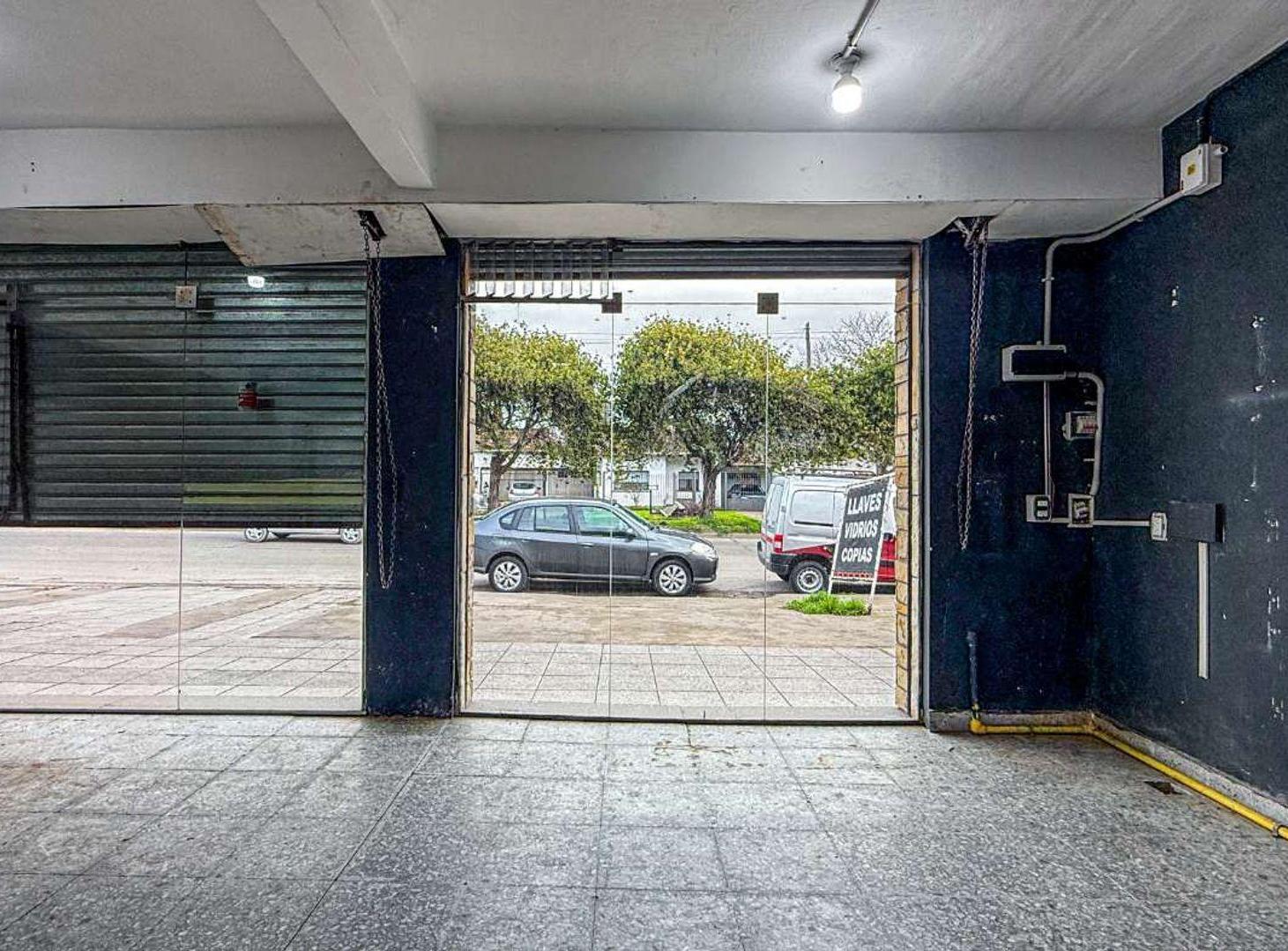 Foto de ALQUILO LOCAL COMERCIAL SOBRE AV. ESTACIONAMIENTO, imagen 3