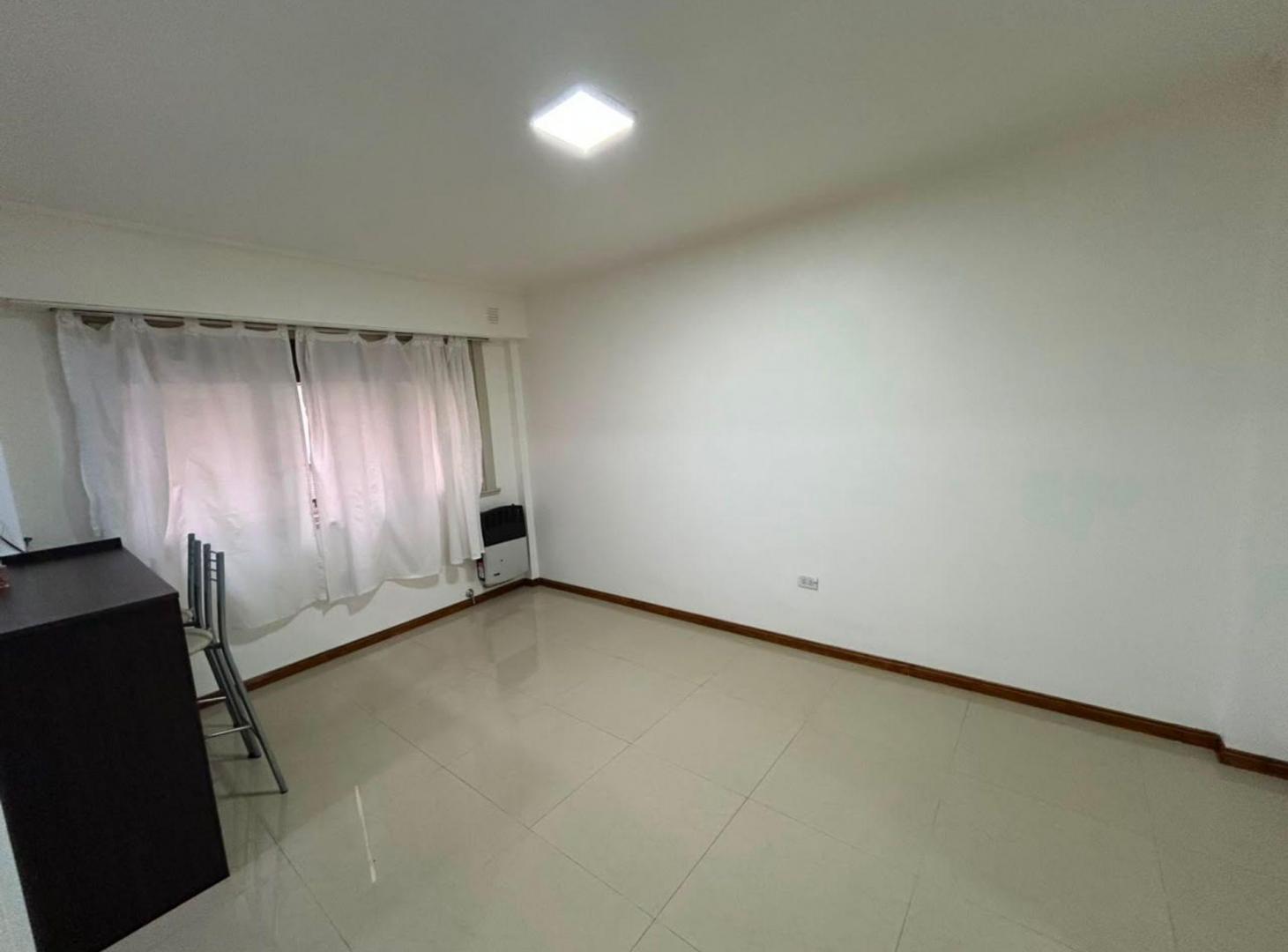 Foto de VENTA DPTO 2 AMB PLAZA COLON RECICLADO COCHERA, imagen 2