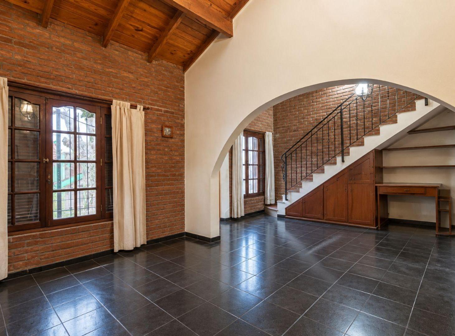 Foto de VENTA CASA 4 AMBIENTES APTO CREDITO CON PARQUE, imagen 1