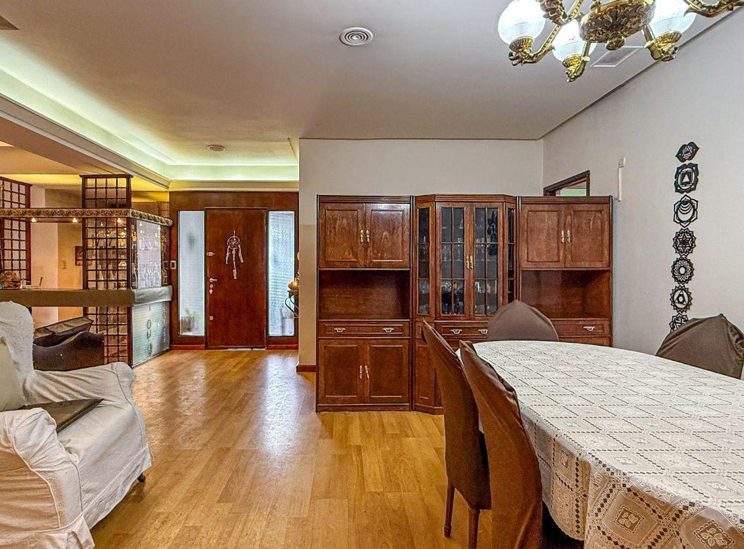Foto de Venta Casa 6 ambientes Chauvin con cochera, imagen 2