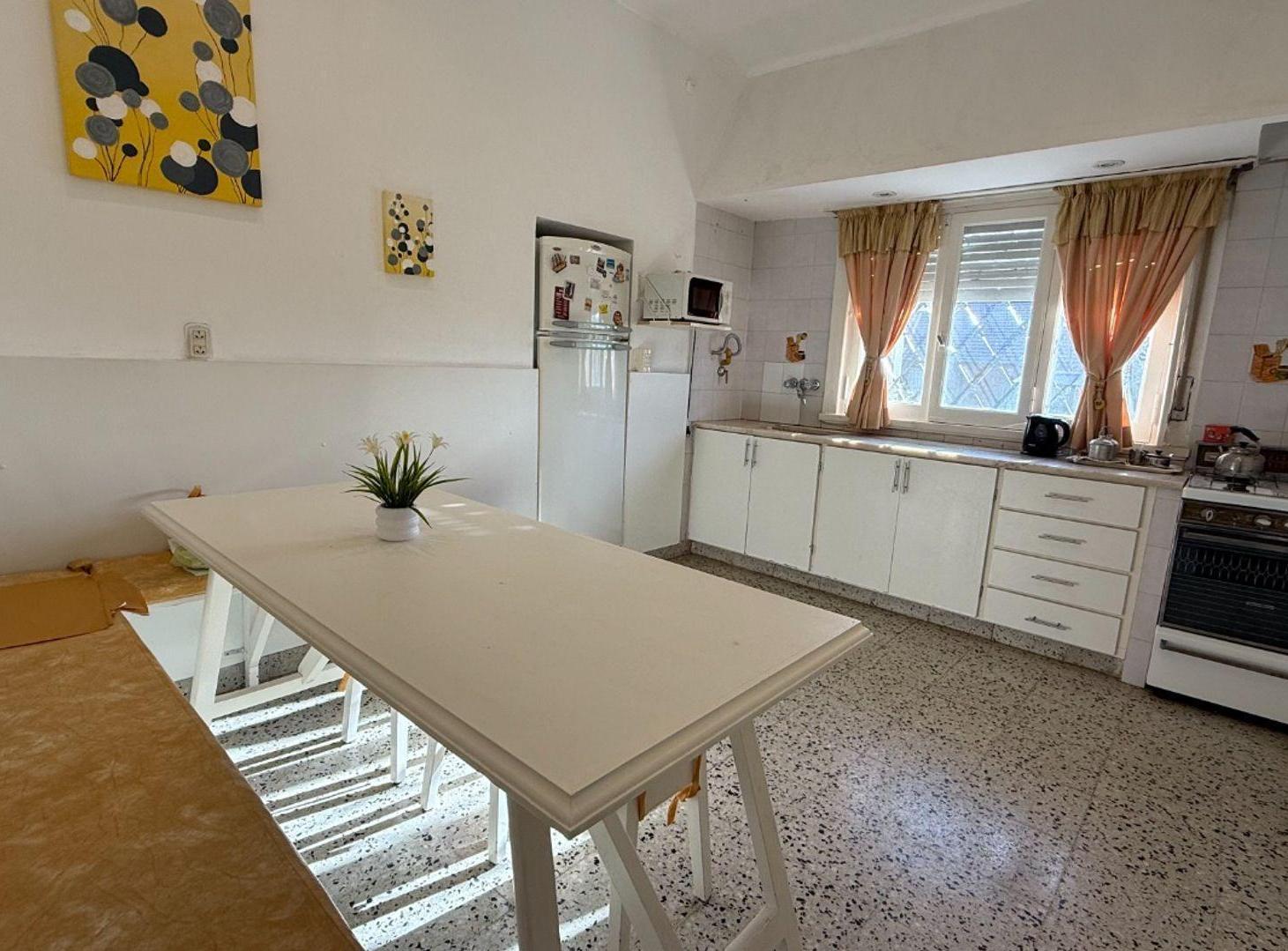 Foto de VENTA CASA CON PATIO, QUINCHO Y MONOAMBIENTE, imagen 2