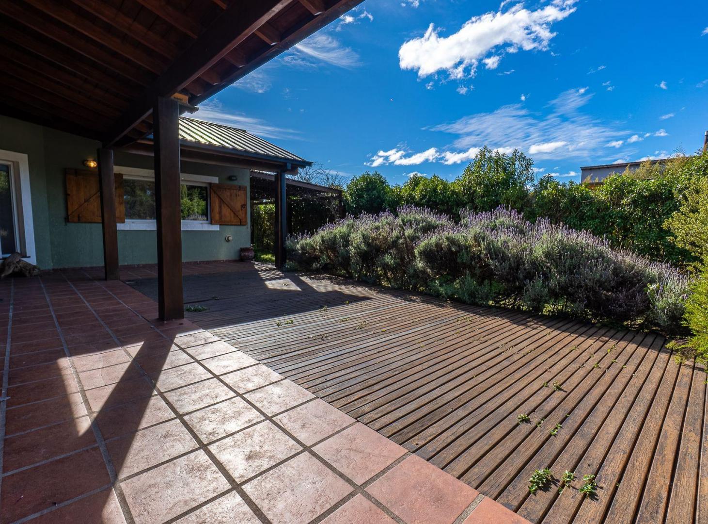 Foto de VENTA - CASA CON GRAN PARQUE Y QUINCHO CHAPADMALAL, imagen 2
