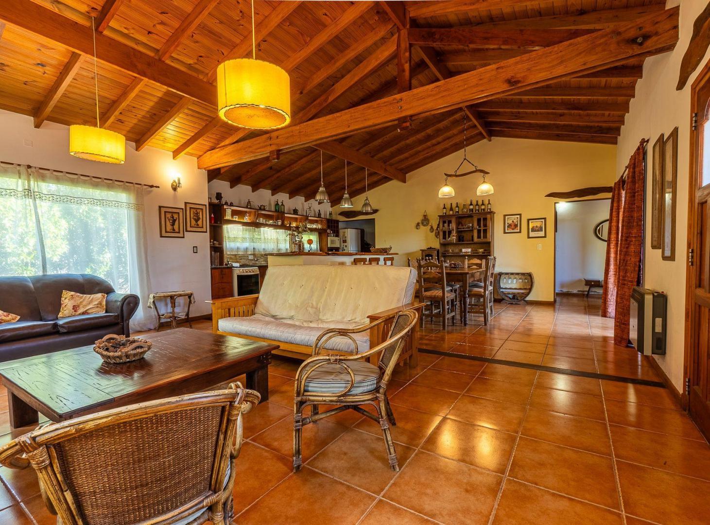 Foto de VENTA - CASA CON GRAN PARQUE Y QUINCHO CHAPADMALAL, imagen 1