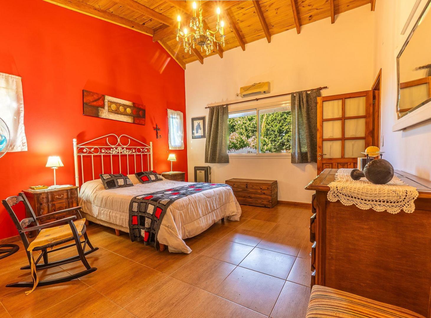 Foto de VENTA - CASA CON GRAN PARQUE Y QUINCHO CHAPADMALAL, imagen 5