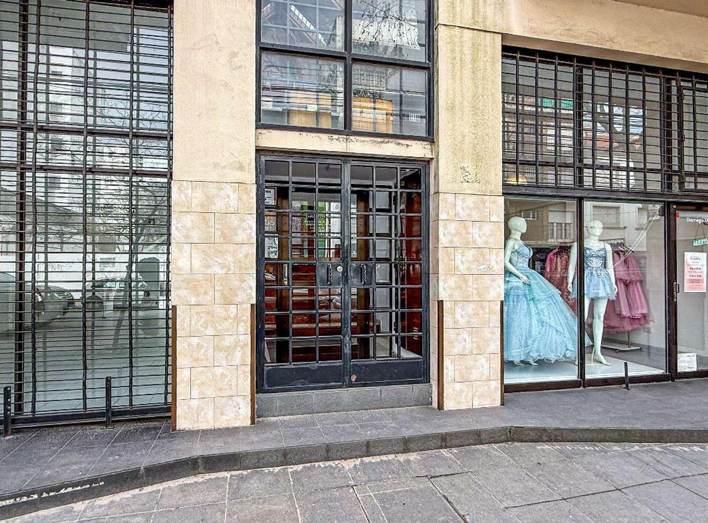 Foto de VENTA BLOCK 6 locales 4 oficinas Barrio San Juan, imagen 3
