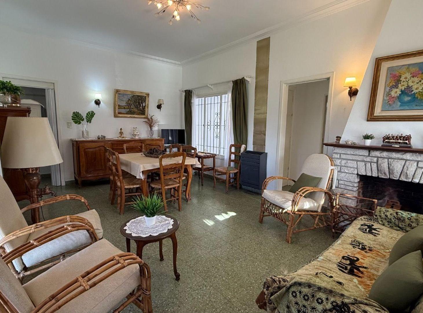 Foto de VENTA CASA DE 4 AMBIENTES CON QUINCHO MAR DEL PLA, imagen 1