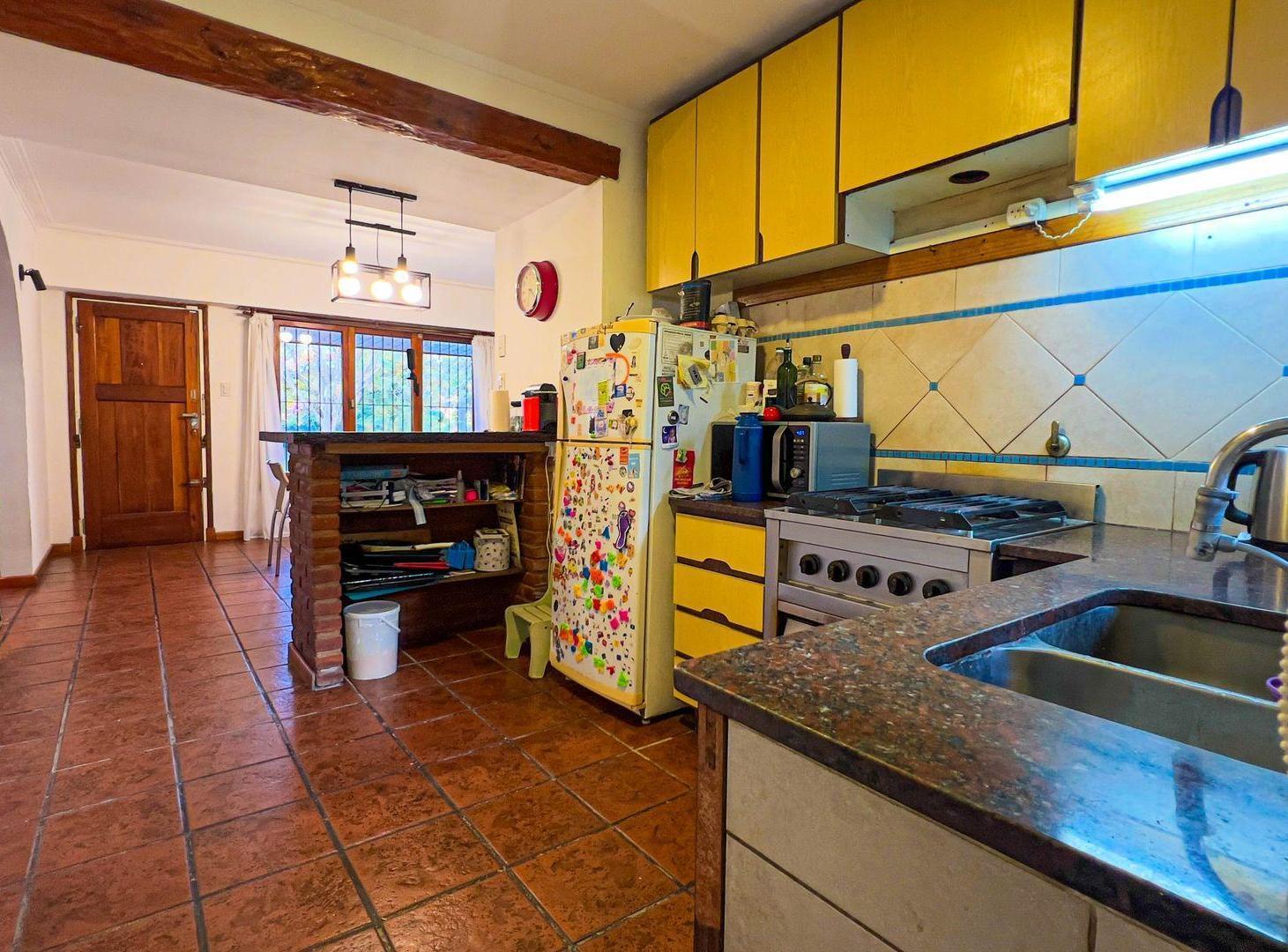 Foto de VENTA CASA 4 AMBIENTES CON PATIO BARRIO CAISAMAR., imagen 3