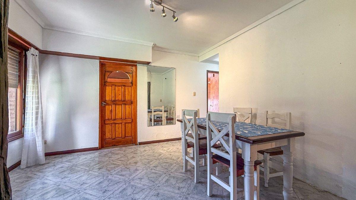 Foto de VENTA CASA 5 AMBIENTES COCHERA Y PARQUE + DEPTO, imagen 2