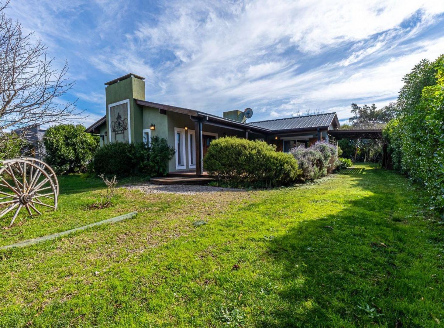 Foto de VENTA - CASA CON GRAN PARQUE Y QUINCHO CHAPADMALAL, imagen 1