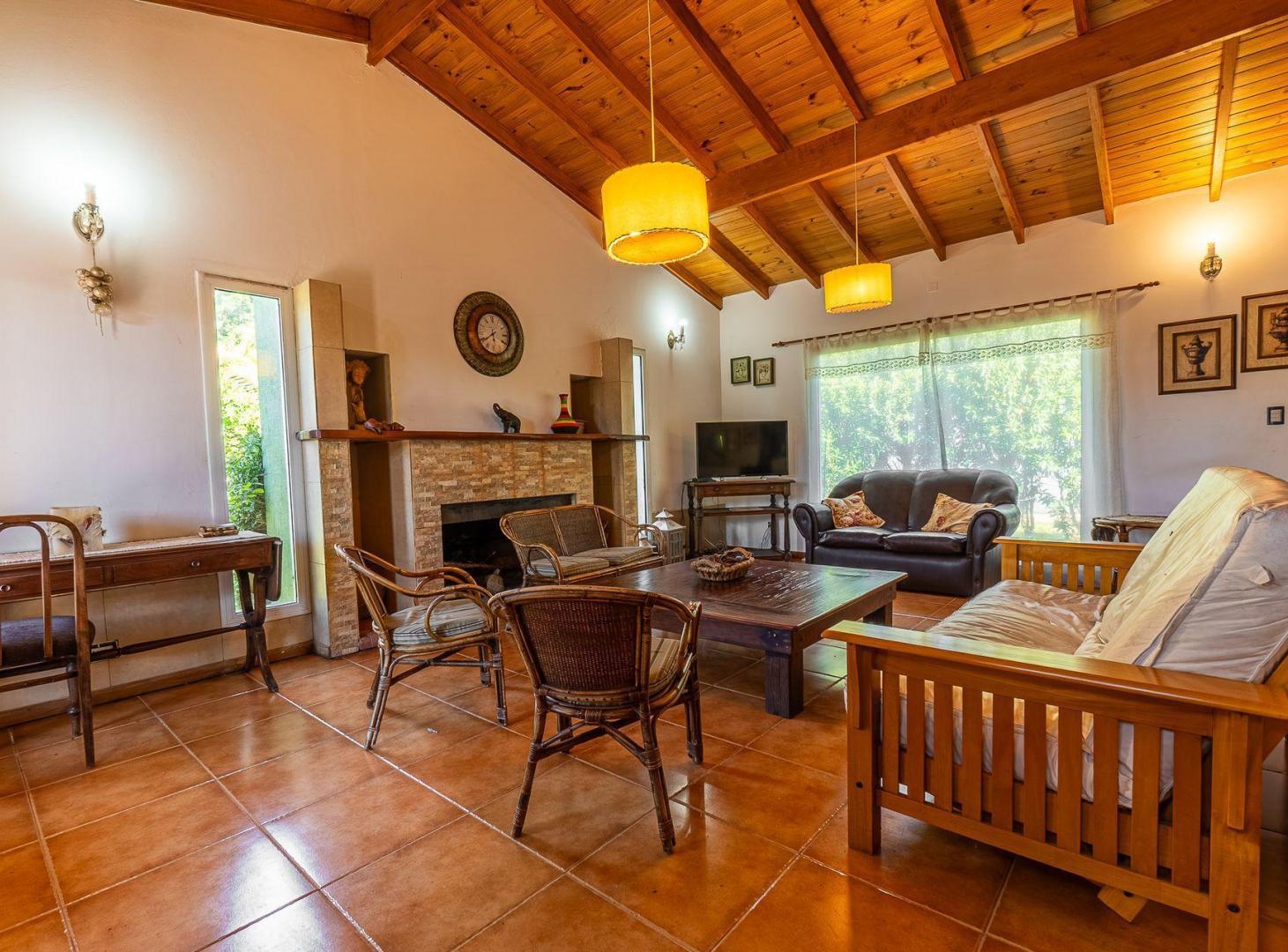 Foto de VENTA - CASA CON GRAN PARQUE Y QUINCHO CHAPADMALAL, imagen 4