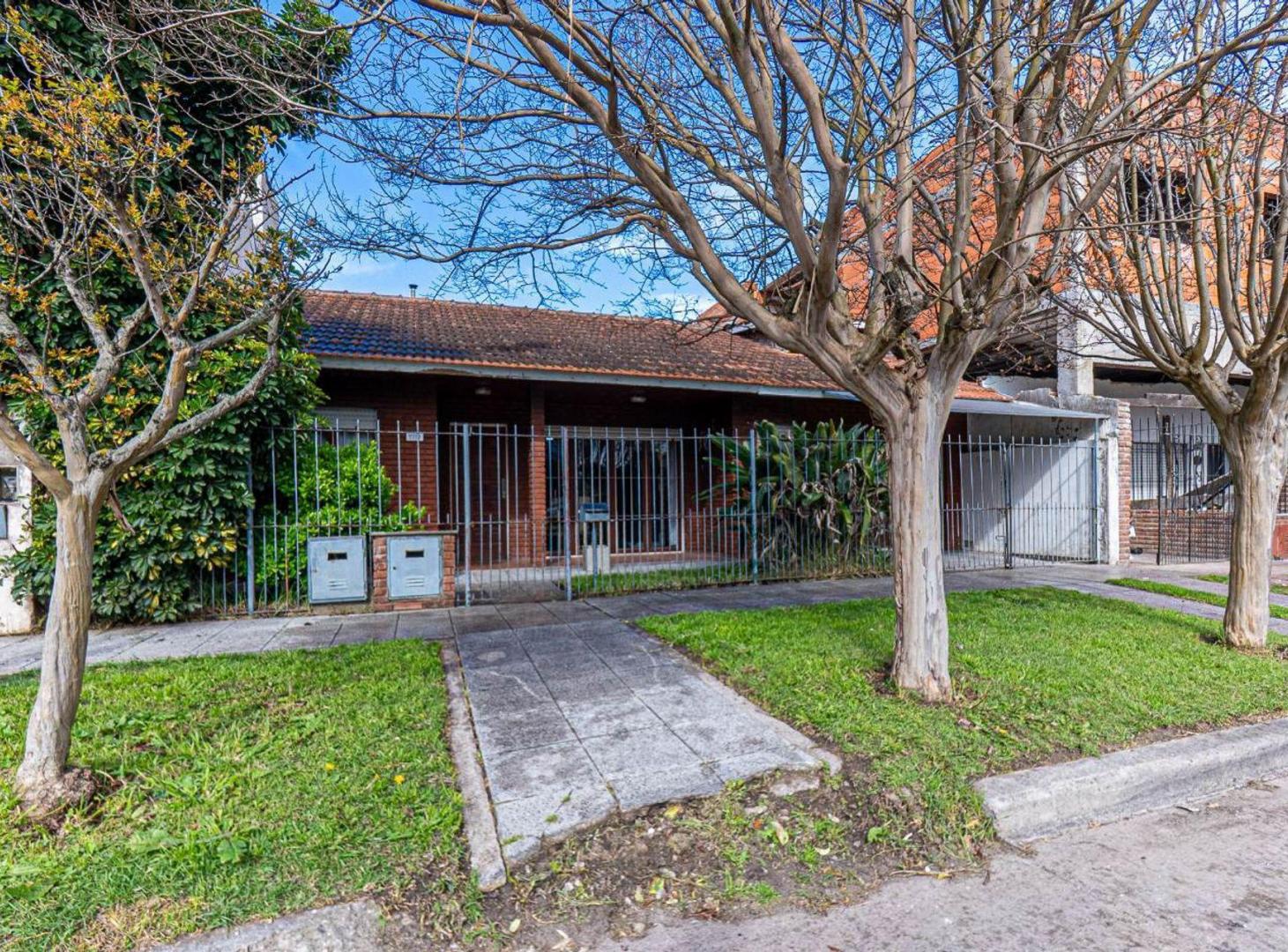 Foto de VENTA - Casa 4 ambientes con cochera y parque, imagen 2