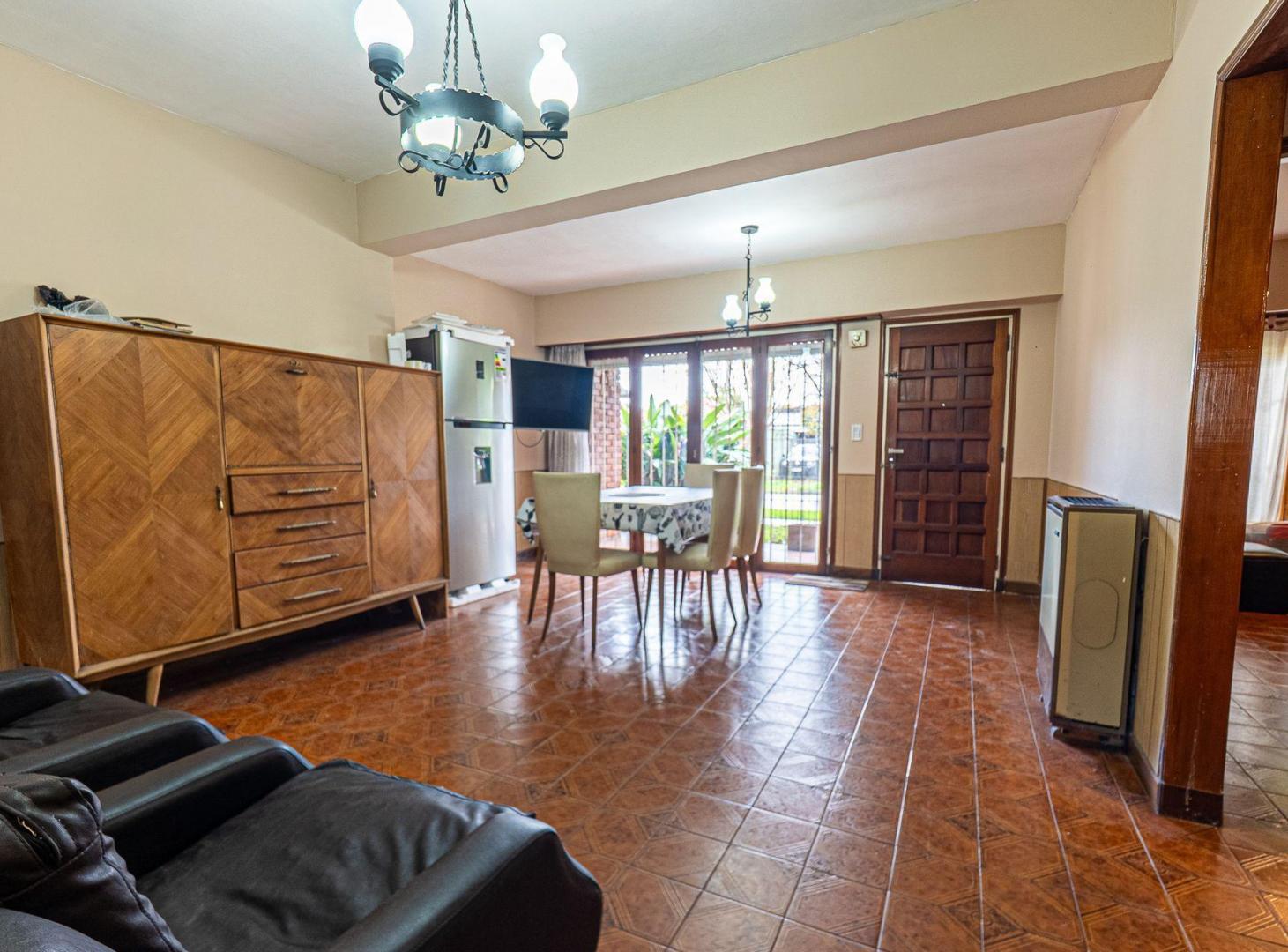 Foto de VENTA - Casa 4 ambientes con cochera y parque, imagen 3