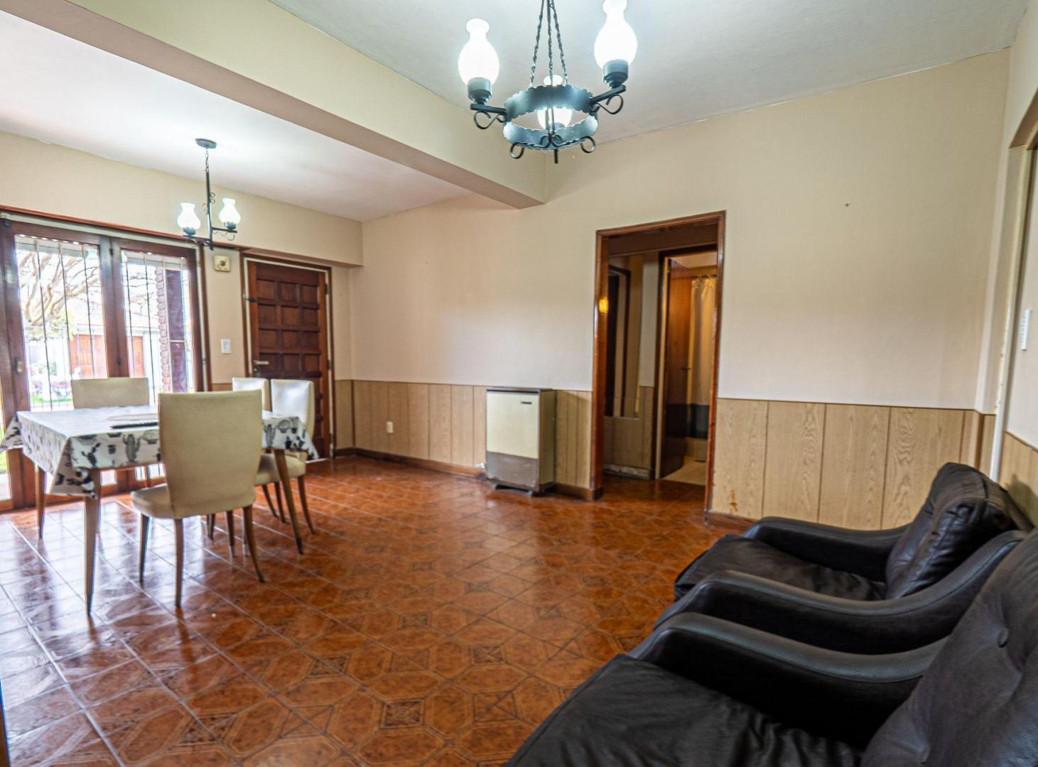 Foto de VENTA - Casa 4 ambientes con cochera y parque, imagen 4