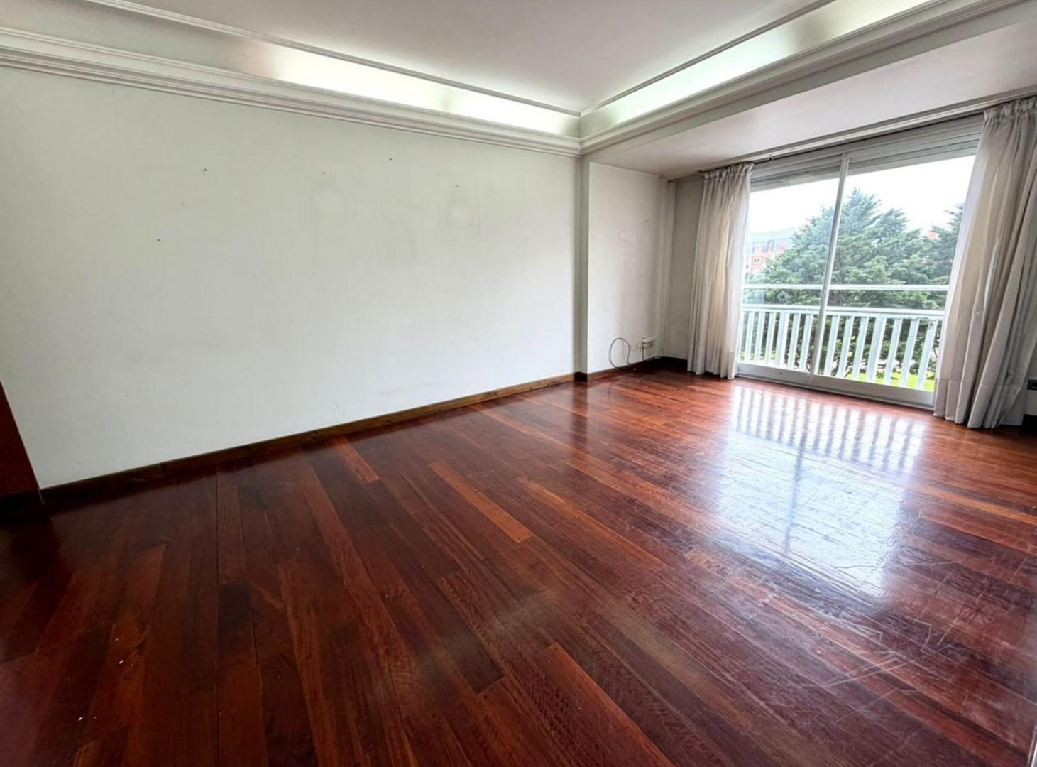 Foto de VENTA DEPARTAMENTO 3 AMB FRENTE A PLAZA COLON, imagen 3