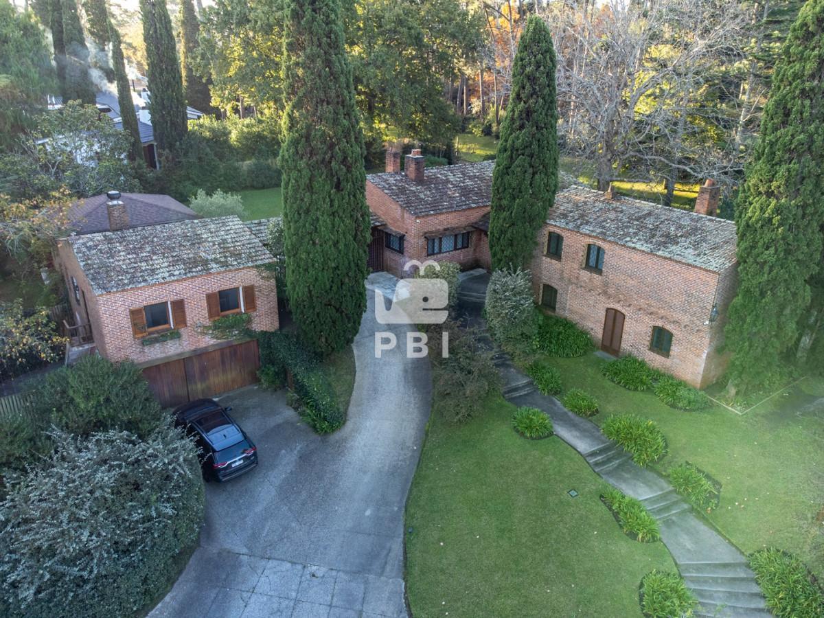 ESPECTACULAR CASA EN ZONA SHOPPING - Ref : PBI15494