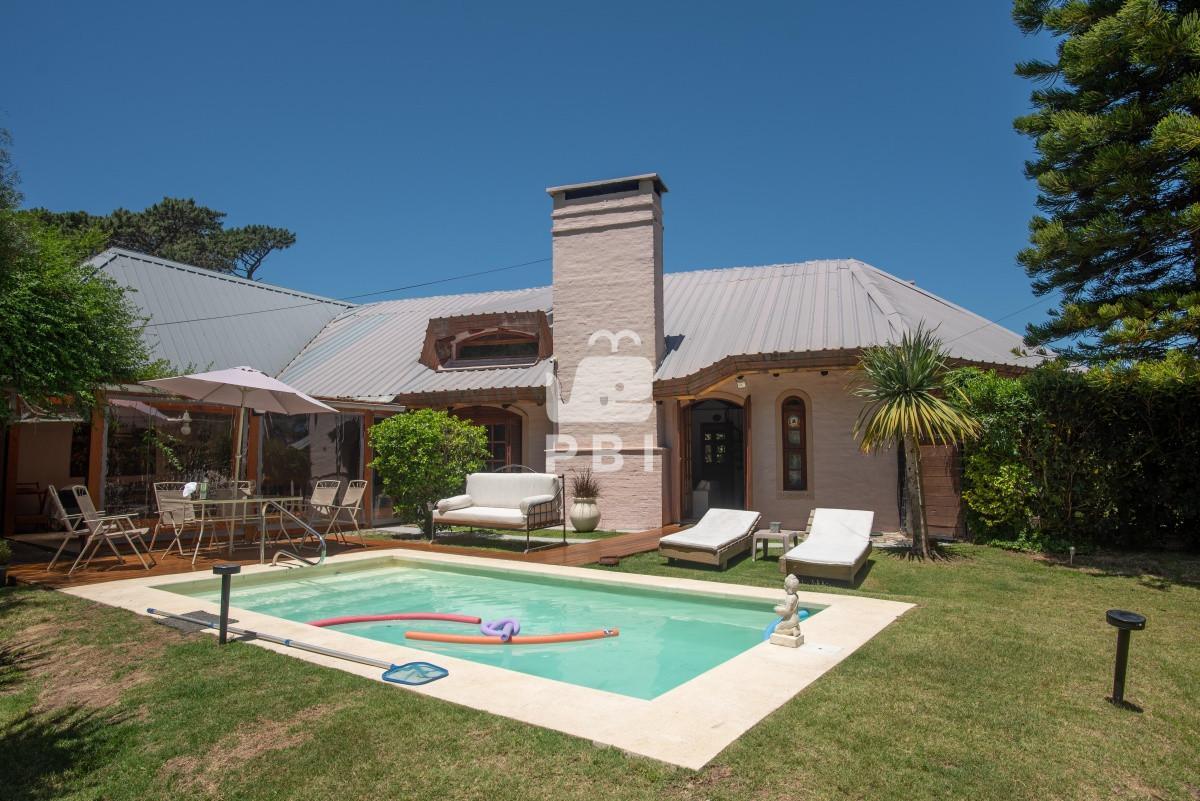 Muy amplia casa con piscina, parrillero y apartamento anexo. - Ref : PBI15629