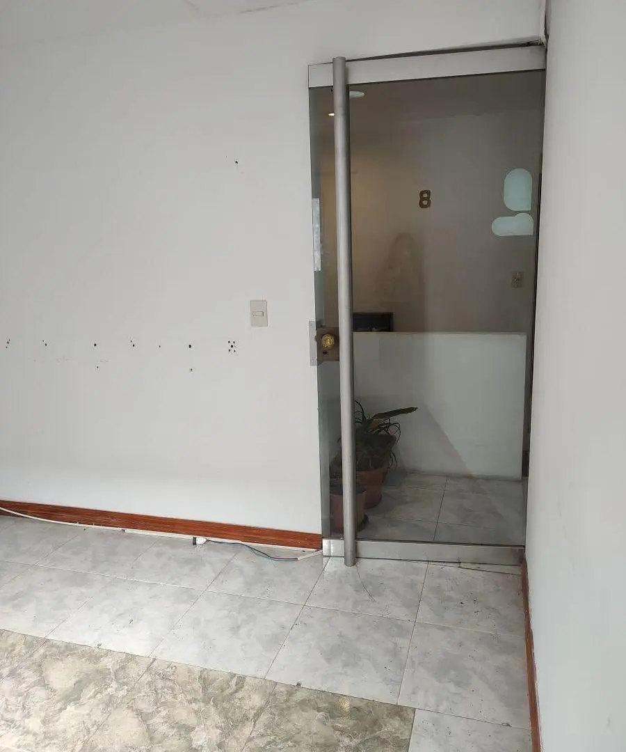 LOCAL / OFICINA EN ALQUILER – EXCELENTE UBICACIÓN EN MONTE GRANDE CENTRO 5