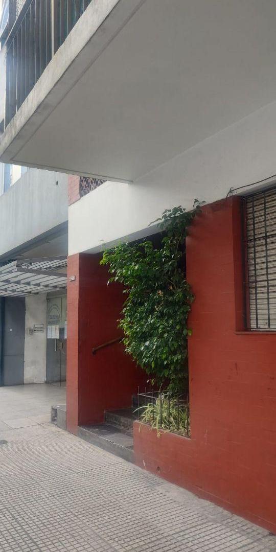 Alquiler de dos ambientes sobre Av. San Juan!!!