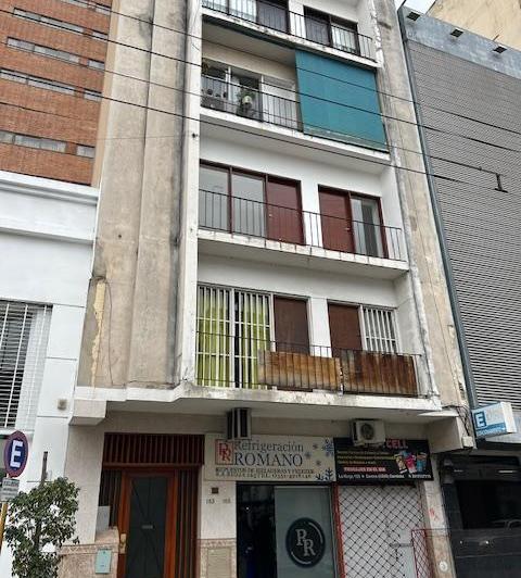 Pleno centro, externo con balcon, de dos dormitorios y muy luminoso.  5