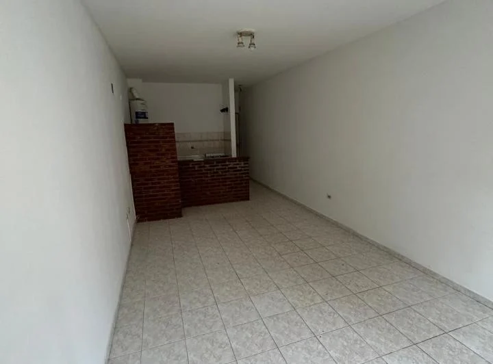 Monoambiente en ALQUILER calle 61 entre 5 y 6 con patio 1