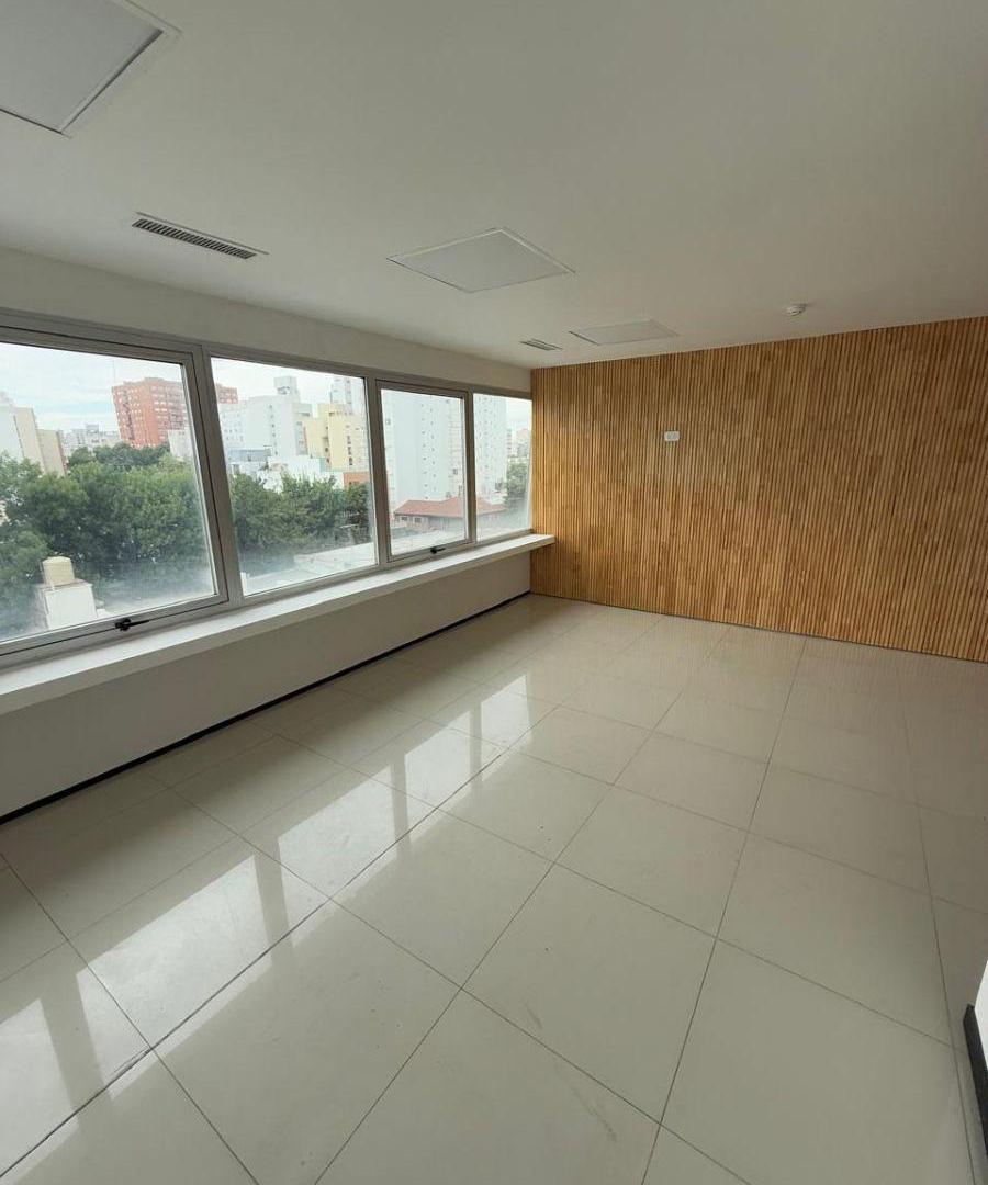 OFICINA CON COCHERA CUBIERTA EN VENTA en Av. 53 entre 7 y 8