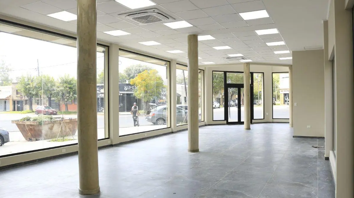 Local en ALQUILER esquina Diagonal 74 y 119 | 337 m² | Apto gastronomía + vehicular 2