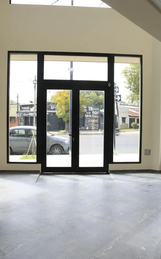 Local en ALQUILER esquina Diagonal 74 y 119 | 337 m² | Apto gastronomía + vehicular 4