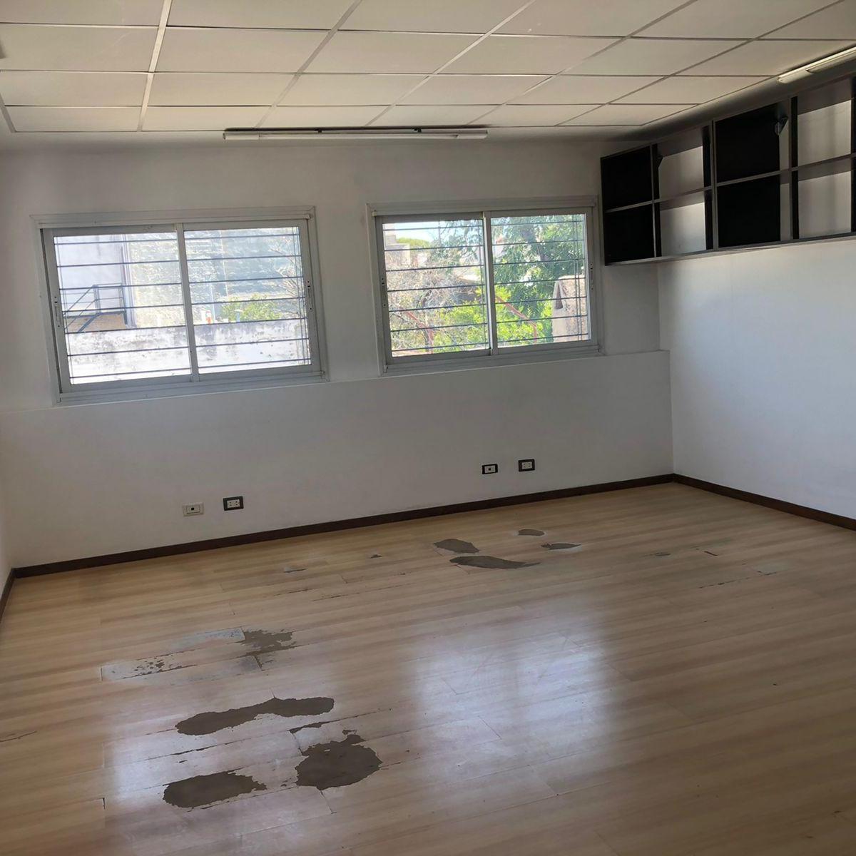 Oficinas y Galpón Comercial Imperdible! Barrio San Martin Obispo Clara 163! 1