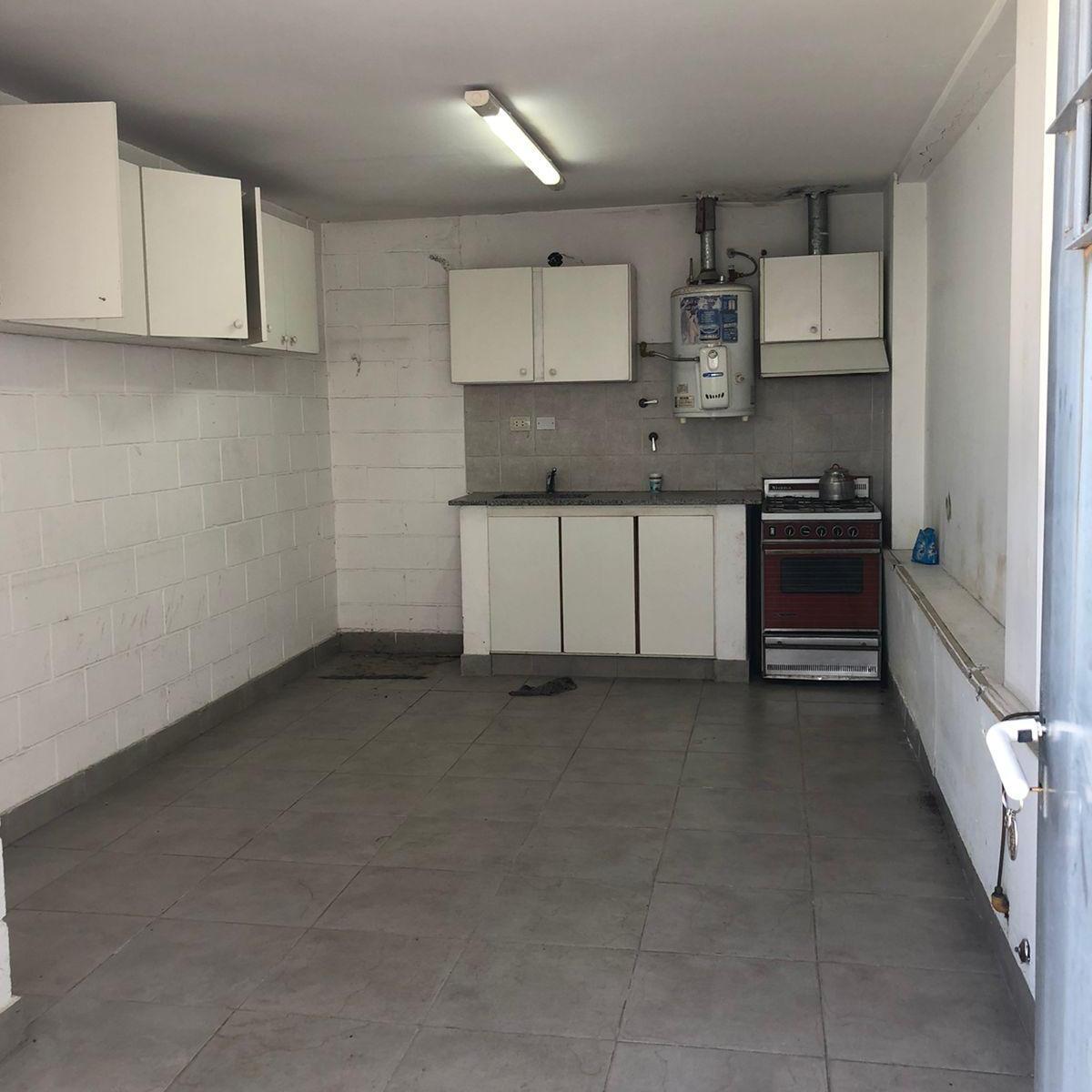 Oficinas y Galpón Comercial Imperdible! Barrio San Martin Obispo Clara 163! 4