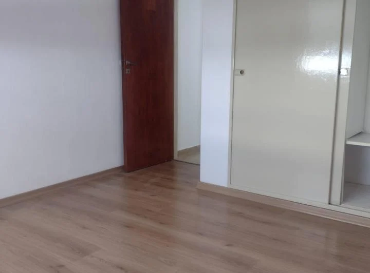 Excelente departamento de dos dormitorios , frente con cocina separada 1